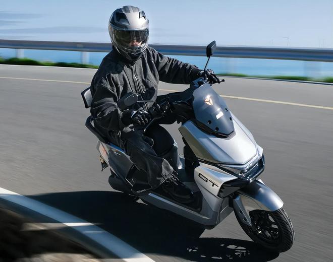 雅迪、台铃发布新款电摩标配TCS防侧滑、陡坡缓降适合跑长途