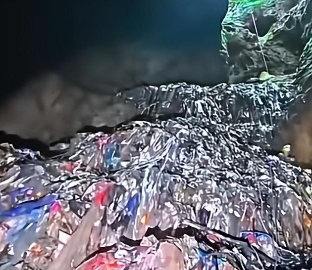 湖南永顺一溶洞垃圾堆积如山？拍摄者：目测有15米高 当地称已在处置垃圾(图5)