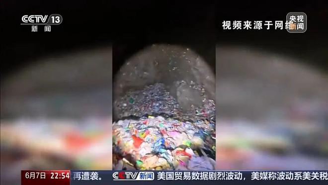 湖南永顺一溶洞垃圾堆积如山？拍摄者：目测有15米高 当地称已在处置垃圾(图7)