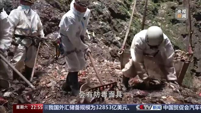 湖南永顺一溶洞垃圾堆积如山？拍摄者：目测有15米高 当地称已在处置垃圾(图8)