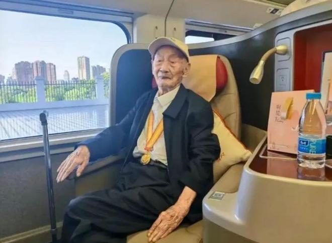 金灿荣：阅兵式上让我大受震撼的五件大杀器(图16)