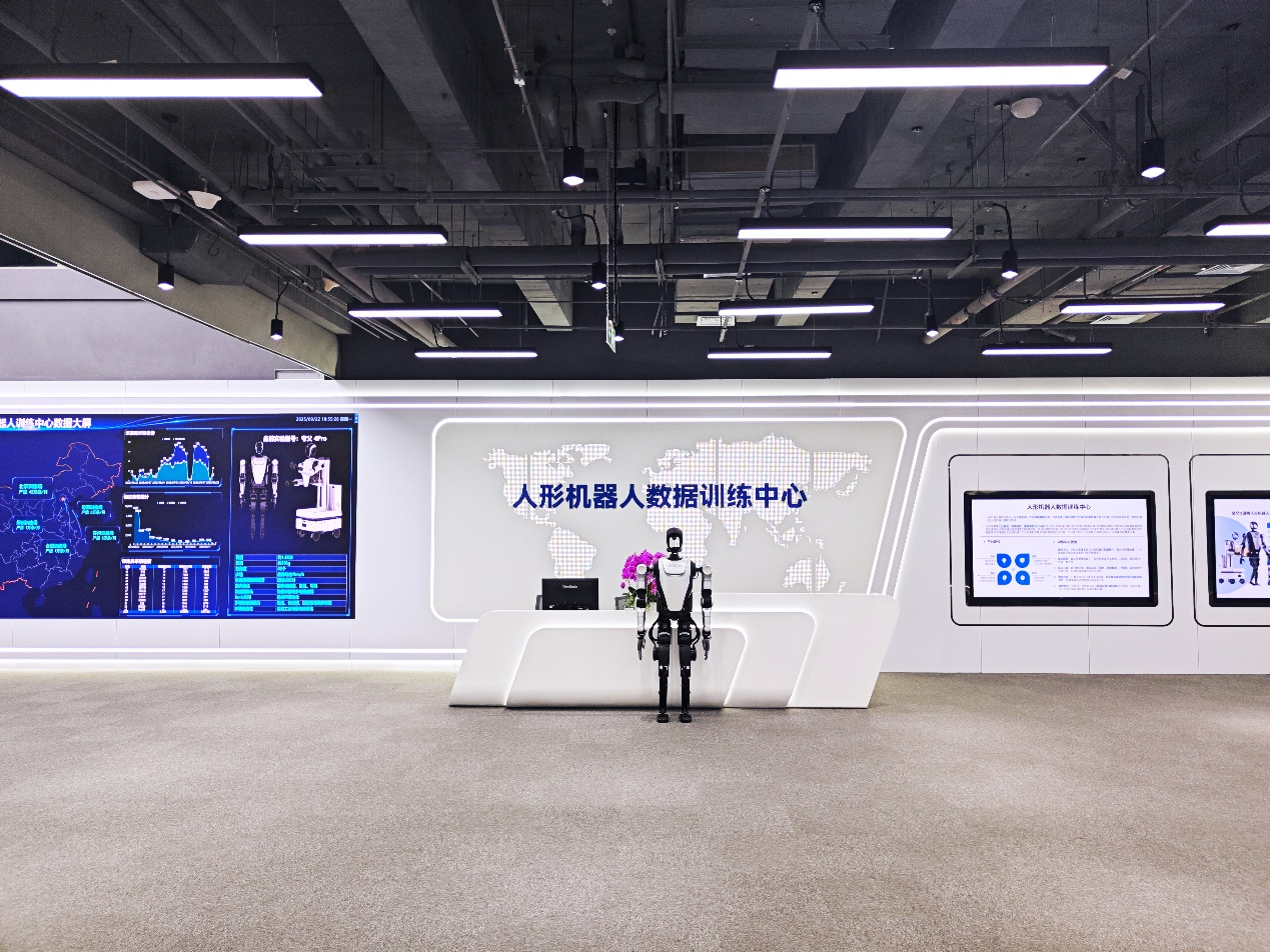 赋能机器人基模型!北京人形机器人训练场投用推动具身智能产业标准化(图1)