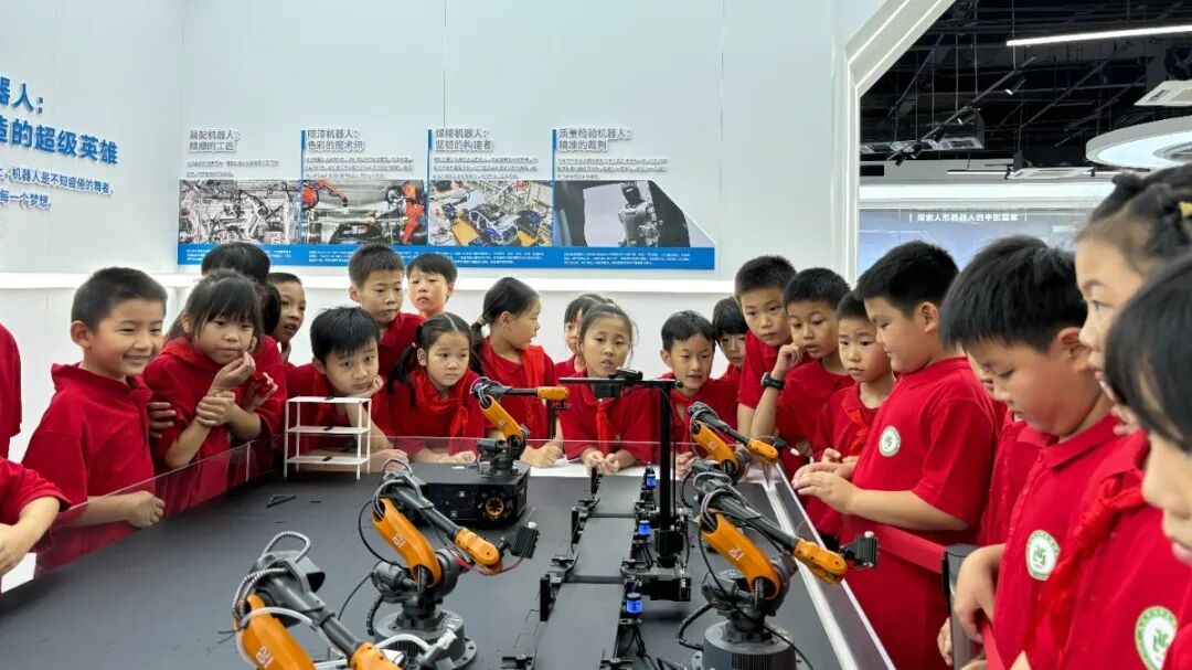 湖滨学子探AI 科技筑梦向未来——浔阳区湖滨小学开展2025年九江市人工智能科创基地访学活动(图1)