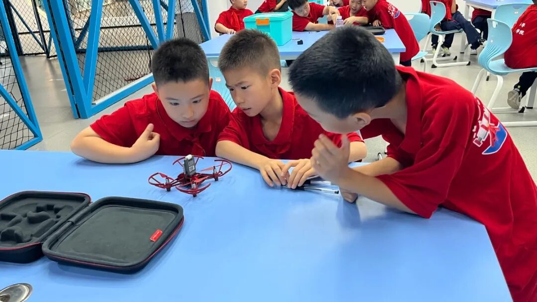 湖滨学子探AI 科技筑梦向未来——浔阳区湖滨小学开展2025年九江市人工智能科创基地访学活动(图2)