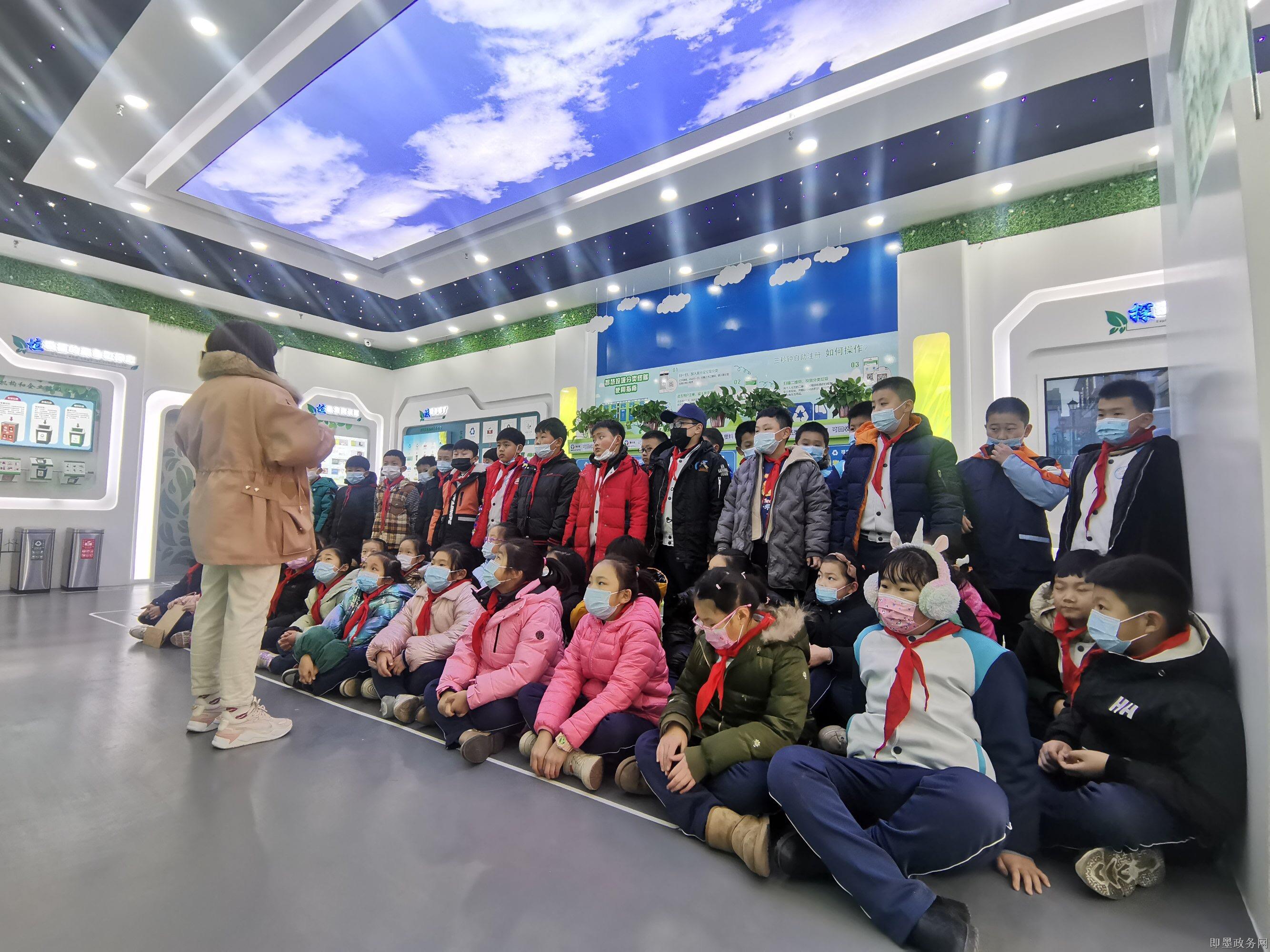 实验一小走进智慧垃圾分类体验馆