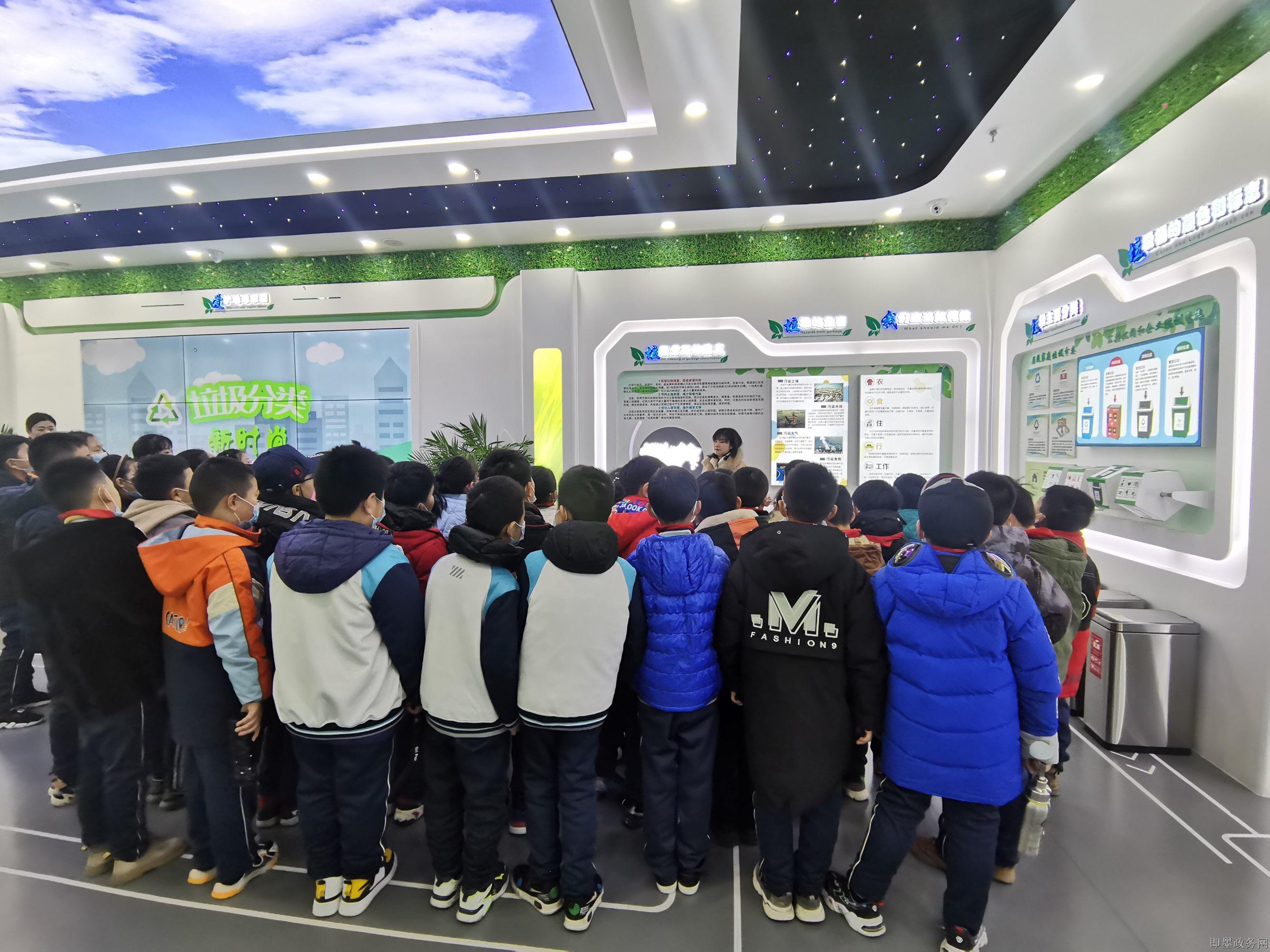 实验一小走进智慧垃圾分类体验馆(图2)