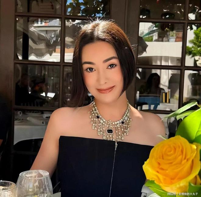 人民日报怒批炫富偷税749万跑国外现又割内地韭菜(图7)