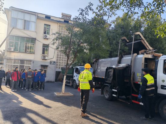 咸安区温泉街道金叶社区:探秘垃圾分类之旅 共筑绿色宜居家园(图2)