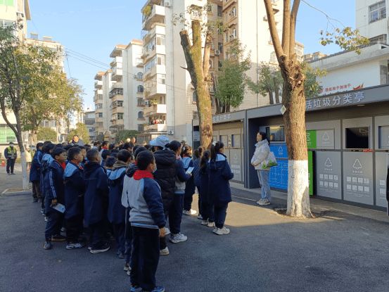 咸安区温泉街道金叶社区：探秘垃圾分类之旅 共筑绿色宜居家园