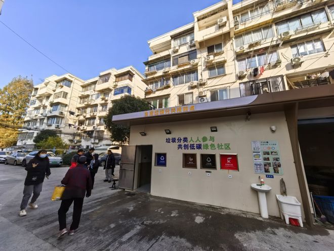 压缩、换桶、投放……新泾八村小区来了位“好帮手”