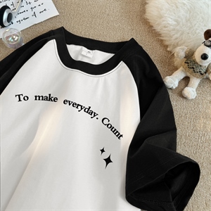 55岁韩红瘦后似换个人穿花衬衫不丑意外时髦年轻气质拉风