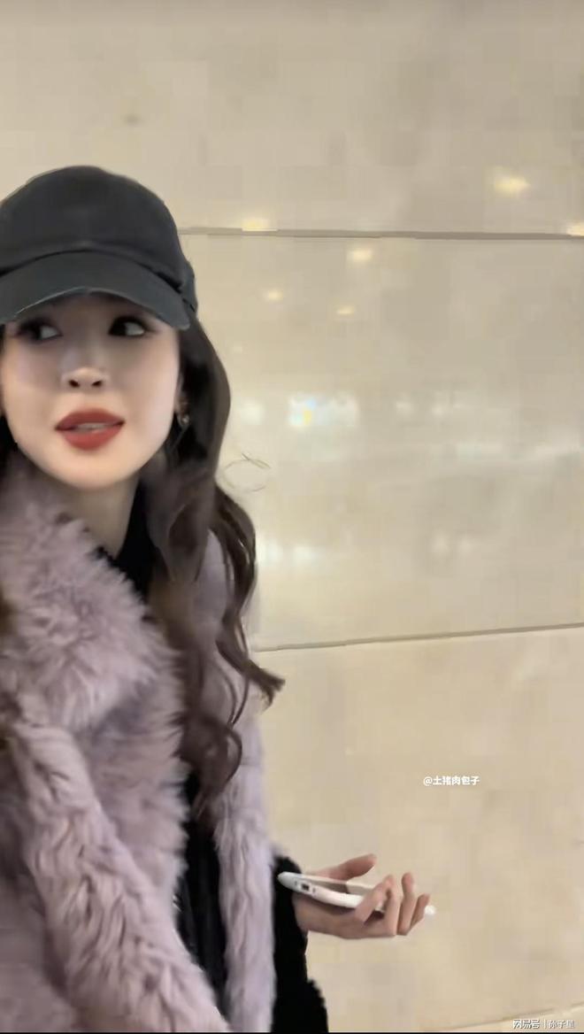 好宠粉呀!娜扎现身机场跟粉丝拥抱比心合照大美女真的太好了(图2)