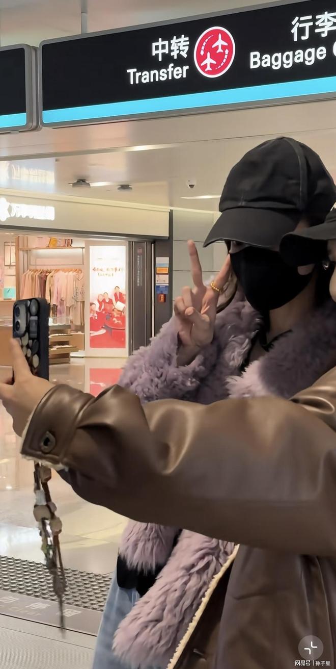 好宠粉呀!娜扎现身机场跟粉丝拥抱比心合照大美女真的太好了(图4)