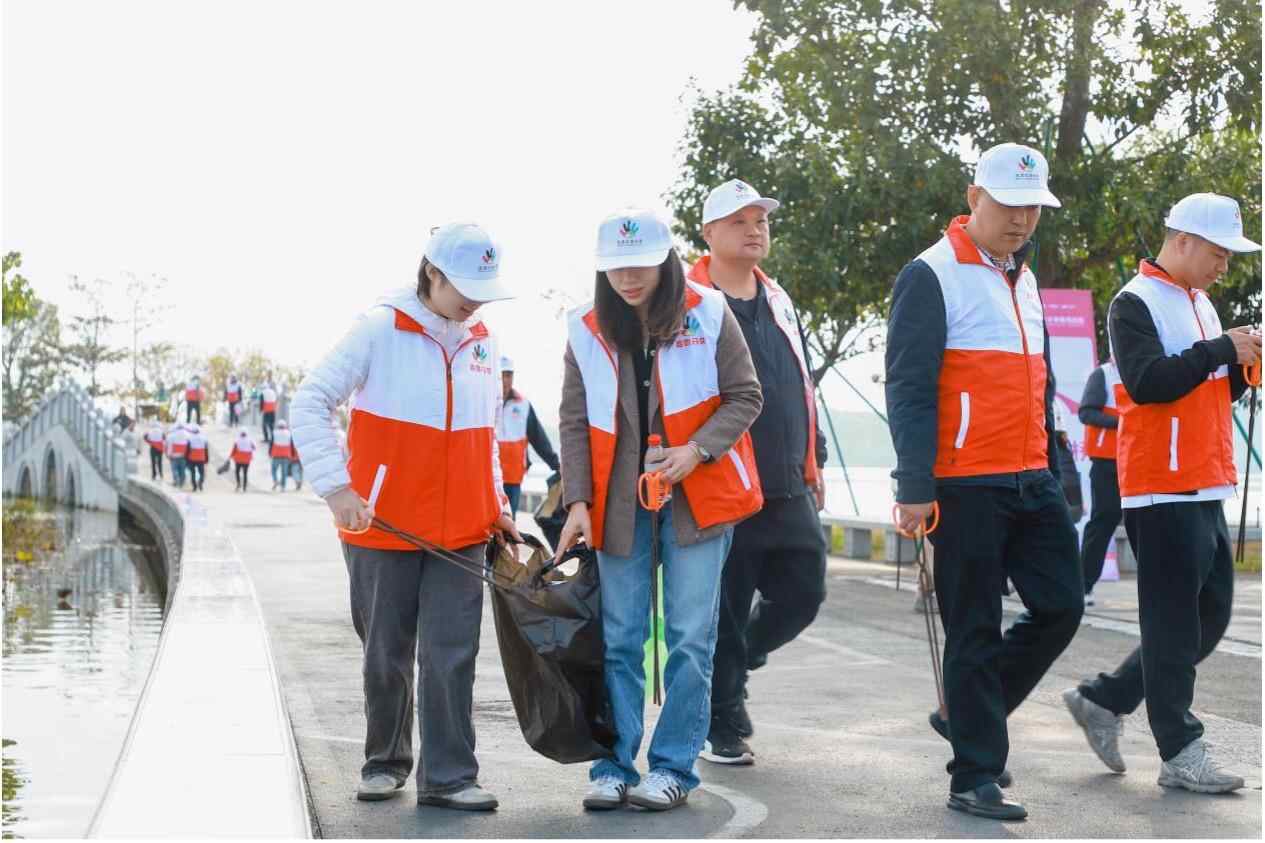 助力湾区女子半马广州增城百名志愿者参与“垃圾分类·清洁赛道”活动(图2)