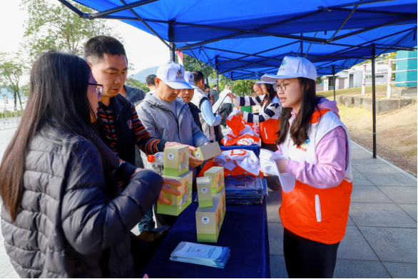 助力湾区女子半马广州增城百名志愿者参与“垃圾分类·清洁赛道”活动(图3)