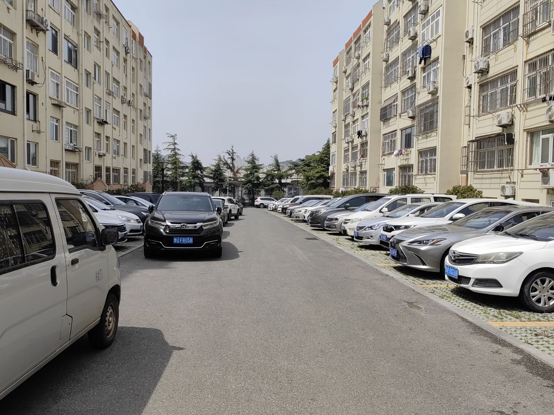 记者在现场克服选址、接电等困难今年继续增设智能回收箱(图2)