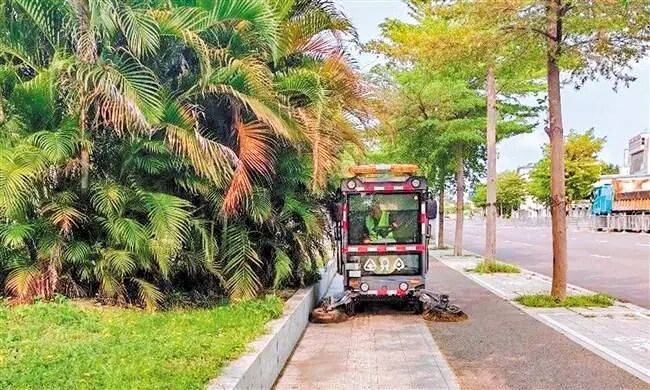 两款智能环卫设备濠江“上岗”